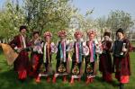 Taiteilijat perinteisissä ukrainalaisissa asuissa